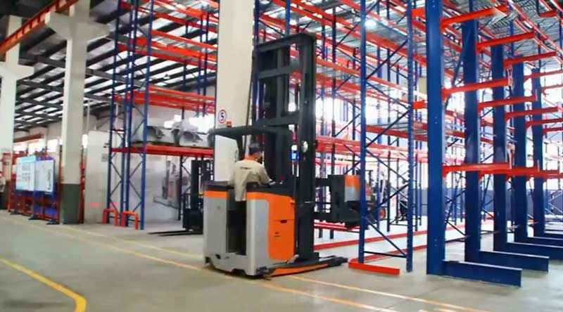 汽油、柴油或電動(dòng)叉車-有什么區(qū)別，什么最適合您的業(yè)務(wù)