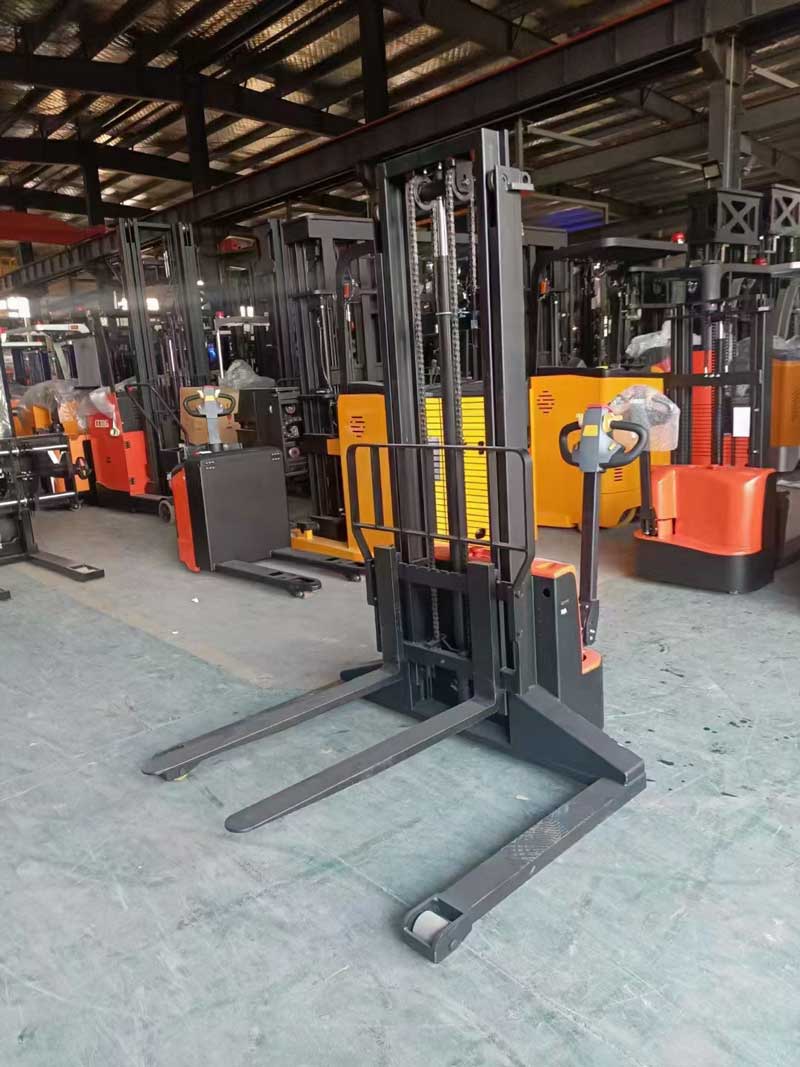 電動(dòng)叉車注意事項(xiàng) - 揚(yáng)子叉車