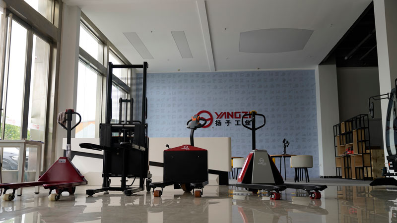 電動(dòng)搬運(yùn)車VS手動(dòng)搬運(yùn)車